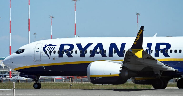 Un hublot se détache en vol sur un vol Ryanair, un passager faillit être aspiré dehors