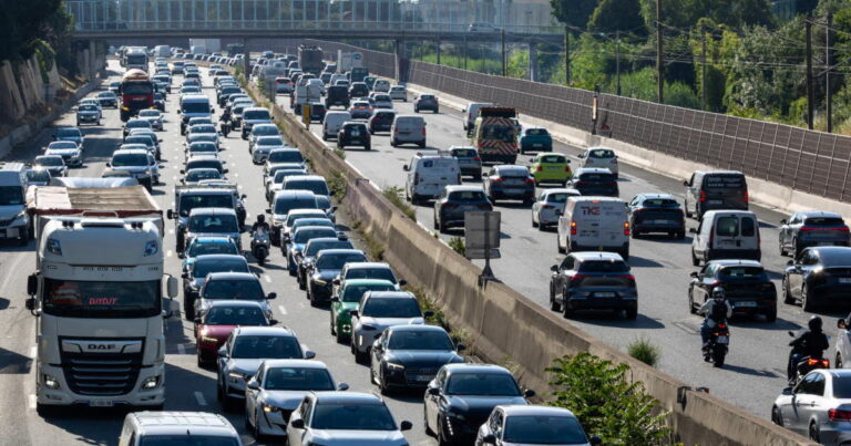 Plus de 900 km de bouchons signalés en France en raison du départ en vacances sous canicule.