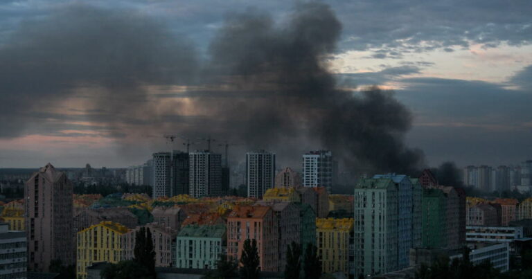 Frappes russes en Ukraine : six morts et douze blessés à Kiev.