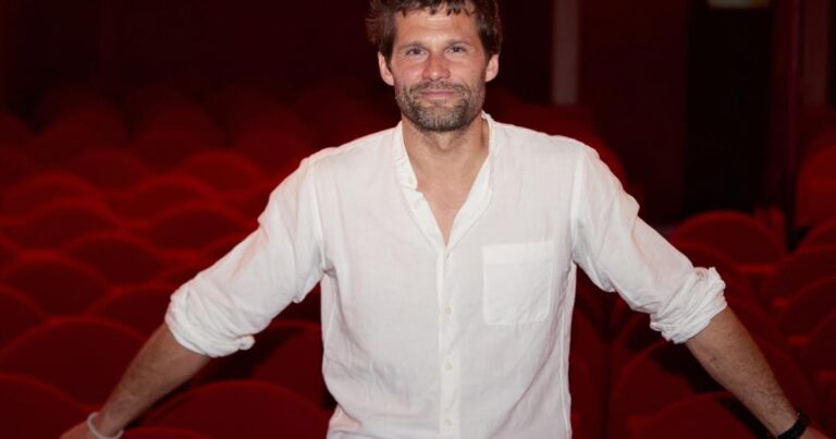 Festival d’Avignon : Alexis Michalik évoque la polémique autour du Off et de l’extrême droite.