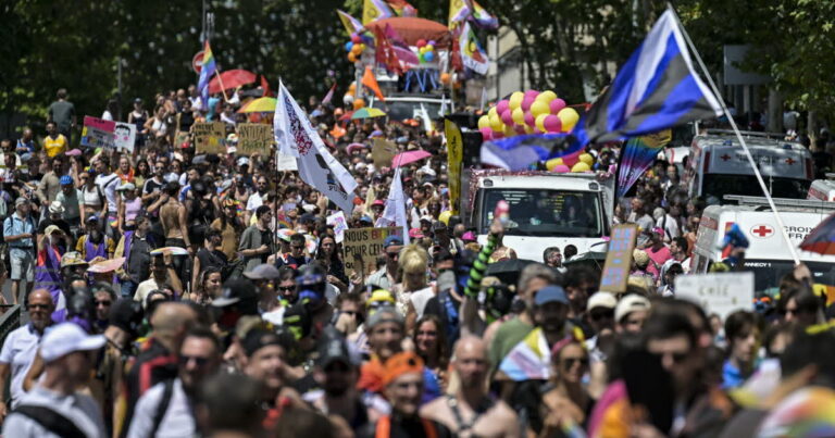 La Marche des fiertés à Lyon attire plusieurs milliers de participants avec chars et musique.