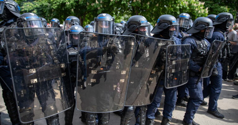 Dispositif de sécurité renforcé à Paris avec 7 000 forces de l’ordre et 2 000 pompiers pour le 14-Juillet et la Coupe du monde.