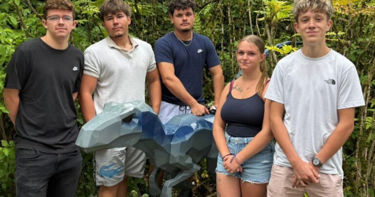 Des apprentis de l’UFA Stanislas à Wissembourg réalisent une reproduction en tôle du vélociraptor « Blue »