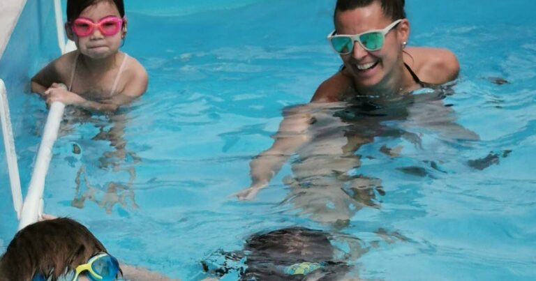 Les jeunes d’Eckbolsheim inaugurent la piscine itinérante de Carava’nage.