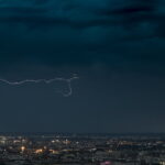 Météo France annonce des orages violents et des rafales à 120 km/h à Lyon.