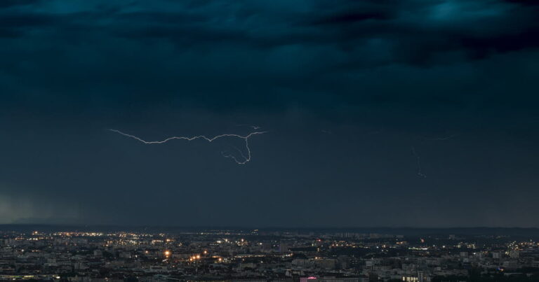 Météo France annonce des orages violents et des rafales à 120 km/h à Lyon.