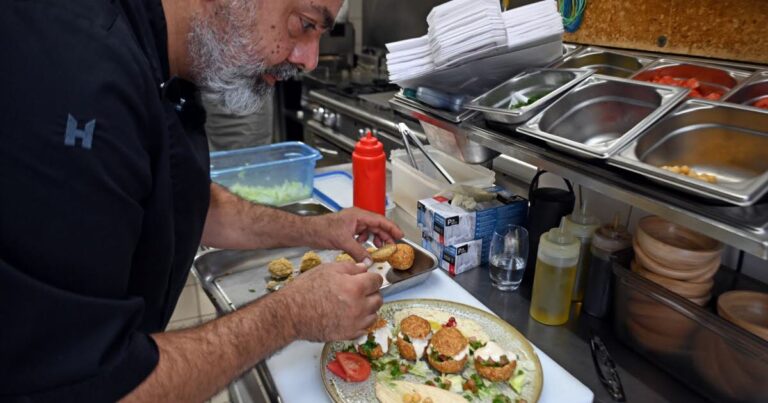 Un chef libanais de Beyrouth ouvre un restaurant à Strasbourg après une carrière en marketing.