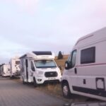 Camping-cars envahissent la route des crêtes pendant le Tour de France 2026.