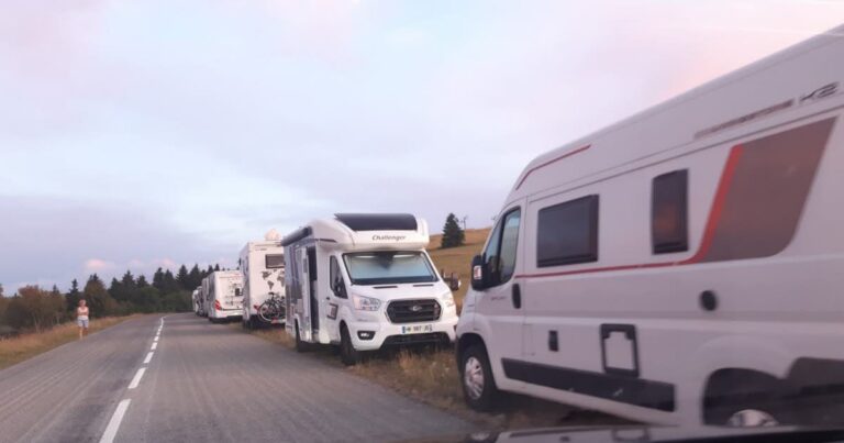 Camping-cars envahissent la route des crêtes pendant le Tour de France 2026.