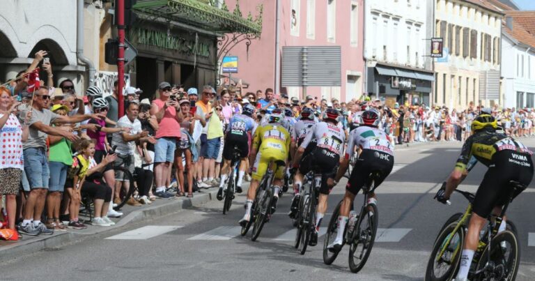 Tour de France : ambiance festive lors de la 14e étape à travers les Vosges