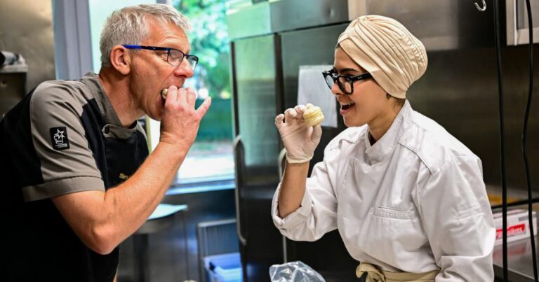 Des macarons aux couleurs des maillots au Tour de France 2026 pour célébrer les équipes.