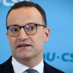 Allemagne : démission du chef des députés conservateurs après une polémique sur son enfant né sous GPA.