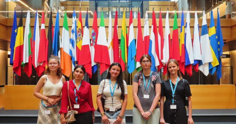 Des élèves découvrent les institutions européennes à Strasbourg lors d’une visite éducative.