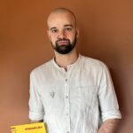Hugo Signori récompensé par le Gault et Millau pour son approche du vin dans le Jura.