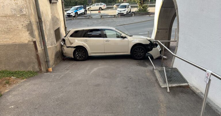 Suisse : un octogénaire encastre sa voiture entre deux maisons après avoir confondu les pédales.