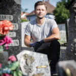 Jordan Klein, ancien étudiant en sciences politiques, devient fossoyeur à Lutzelhouse.