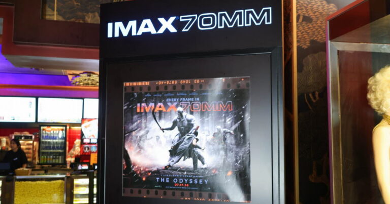 Christopher Nolan présente Oppenheimer : avantages de la projection en IMAX 70 mm.
