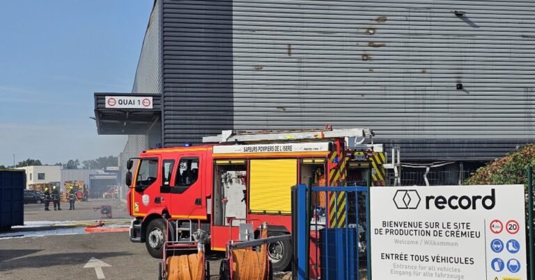 Incendie dans un entrepôt à Crémieu : des dégâts importants pour l’entreprise locale.