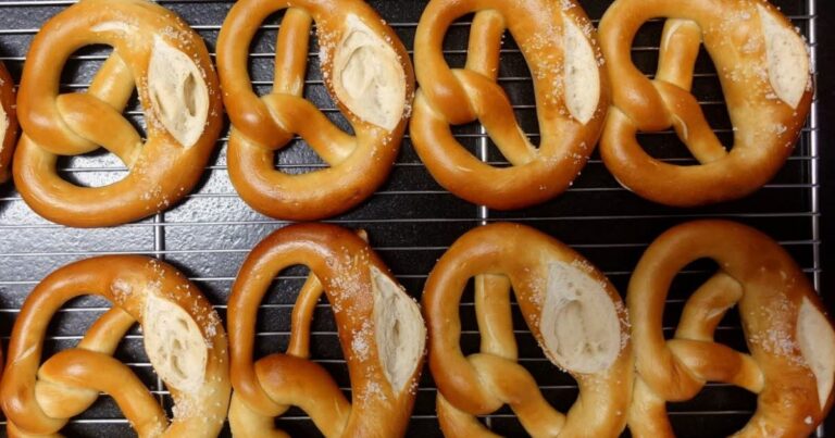 Christian Grand, gastronome colmarien, présente une recette familiale de bretzel authentique.