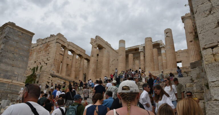 « Grèce : visiteurs de l’Acropole d’Athènes confrontés à des conditions précaires »