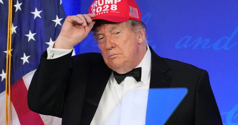 Trump évoque un possible troisième mandat lors du gala de la presse aux États-Unis.
