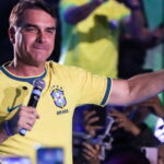 Brésil : Flavio Bolsonaro, fils de l&rsquo;ex-président incarcéré, entre en campagne présidentielle.