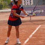 Seohyeon Kim remporte le tournoi Tennis Europe U14 à Annecy malgré des critiques sur son jeu.