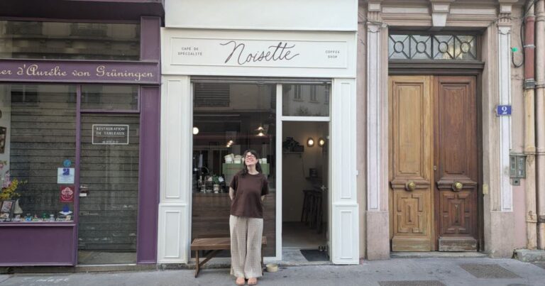 Une instagrameuse parisienne ouvre un café à Lyon, attirant déjà les habitués locaux.