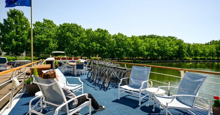 Péniche de luxe relie Nancy à Saverne via le canal de la Marne au Rhin.