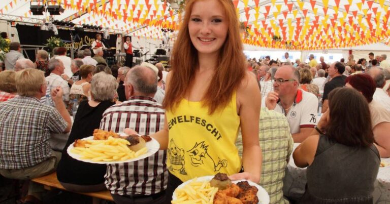 Oermingen : Le Ziewelfescht attire des visiteurs pour célébrer la culture de l’oignon.