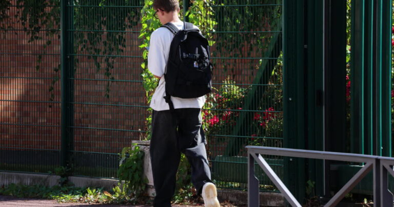 Un élève contraint de changer d’établissement scolaire en raison de la décision parentale.