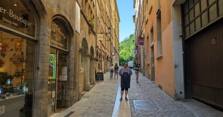 Désarroi des commerçants de Saint-Jean face à la fréquentation touristique en baisse.