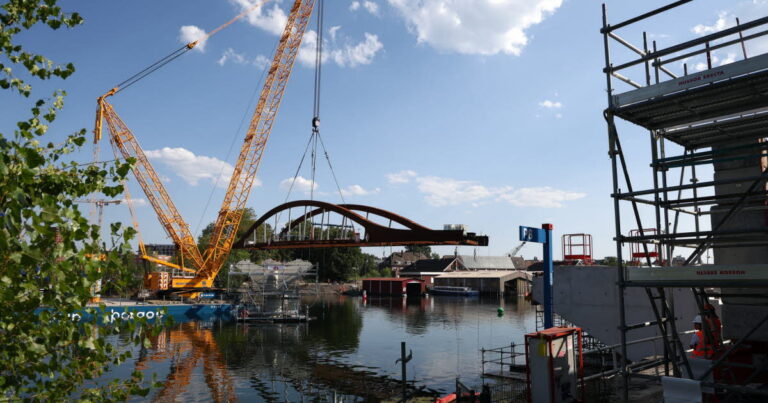Une passerelle de 158 mètres installée au-dessus du bassin Dusuzeau à Strasbourg
