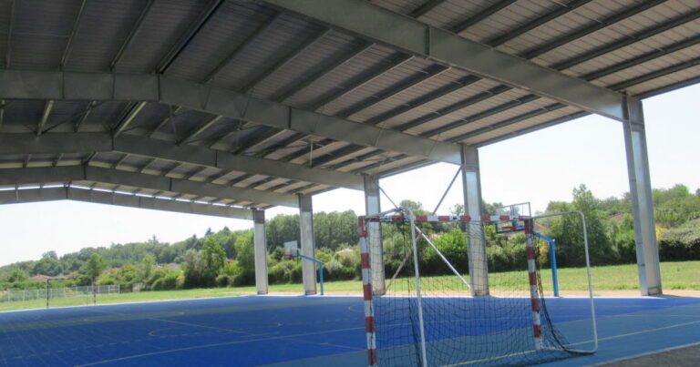 Des ombrières photovoltaïques installées sur le complexe sportif Milliat à Tignieu-Jameyzieu