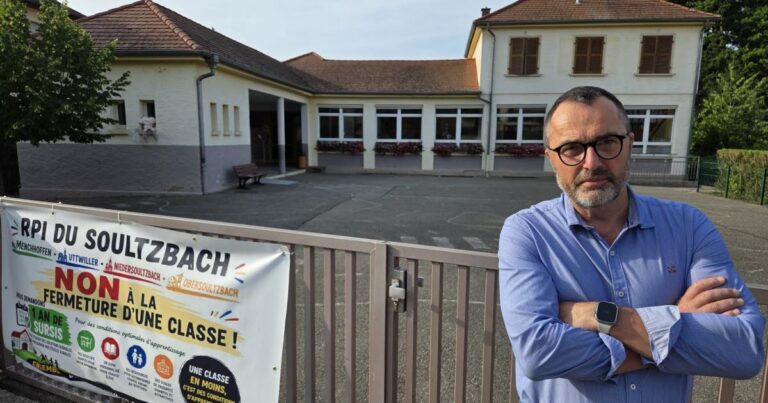 Menchhoffen : le maire remet les clés de l’école au directeur académique après la fermeture de classe.