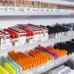 Une association modifie des enseignes de buralistes pour demander un paquet neutre pour le vapotage.