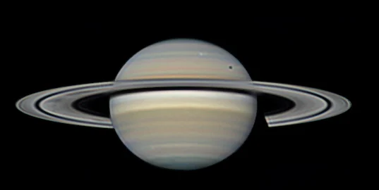 Saturne visible dans le ciel du matin pour les observateurs en astronomie amateur.