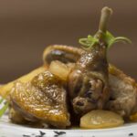 Recette de pintade rôtie aux pommes de terre : préparation et cuisson détaillées.