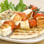 Pita au fromage halloumi grillé et tomates cerises : une recette méditerranéenne populaire.