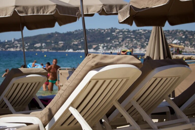 Vacanciers azuréens : une astuce pour réduire de 15 % le coût de votre séjour à l’hôtel.