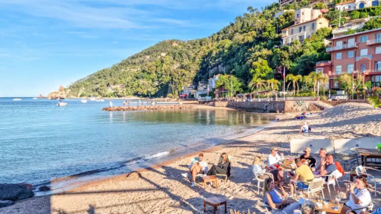 La presse américaine examine Théoule-sur-Mer et La Turbie comme destinations estivales.