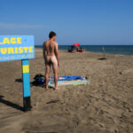 Naturisme à Piémanson : les visiteurs d’Arles adoptent la nudité sur la plage.