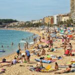Une femme de 92 ans illustre les effets des UV sur la peau avec une protection solaire incomplète.