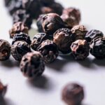 Utilisation du poivre noir comme répulsif : étude sur son efficacité en agriculture.