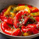 Recette traditionnelle de poivrons grillés et marinés de grand-mère à découvrir.