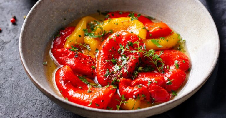 Recette traditionnelle de poivrons grillés et marinés de grand-mère à découvrir.