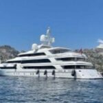 À Marseille, un yacht de luxe dans une zone interdite interpellé par la police.