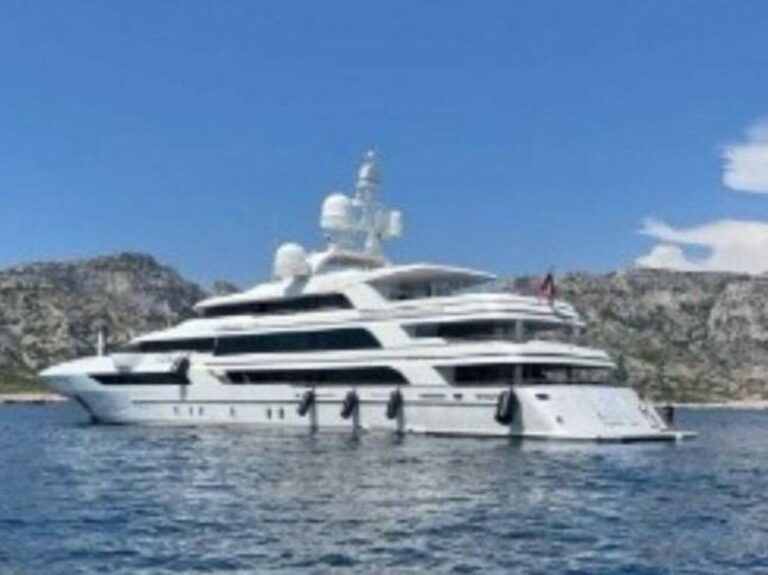 À Marseille, un yacht de luxe dans une zone interdite interpellé par la police.