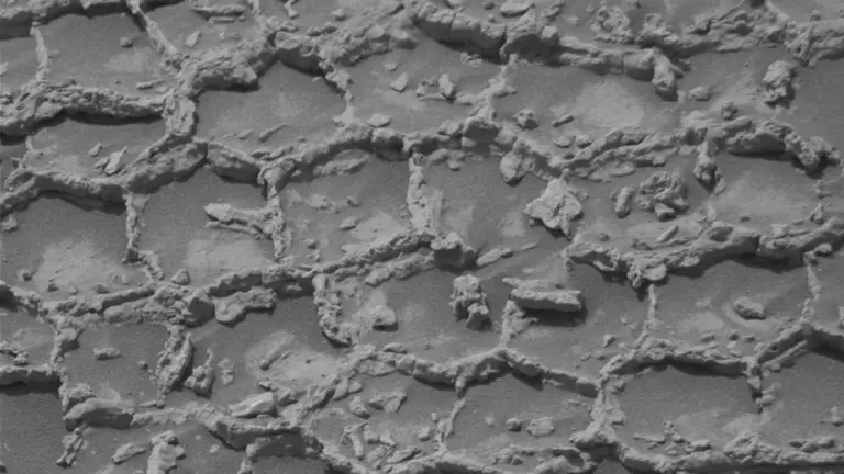 Curiosity découvre un motif naturel inexpliqué ressemblant à un nid d’abeilles sur Mars.