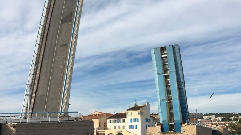 Pont levant de Martigues en panne pendant plus d’une heure, perturbant la circulation maritime.